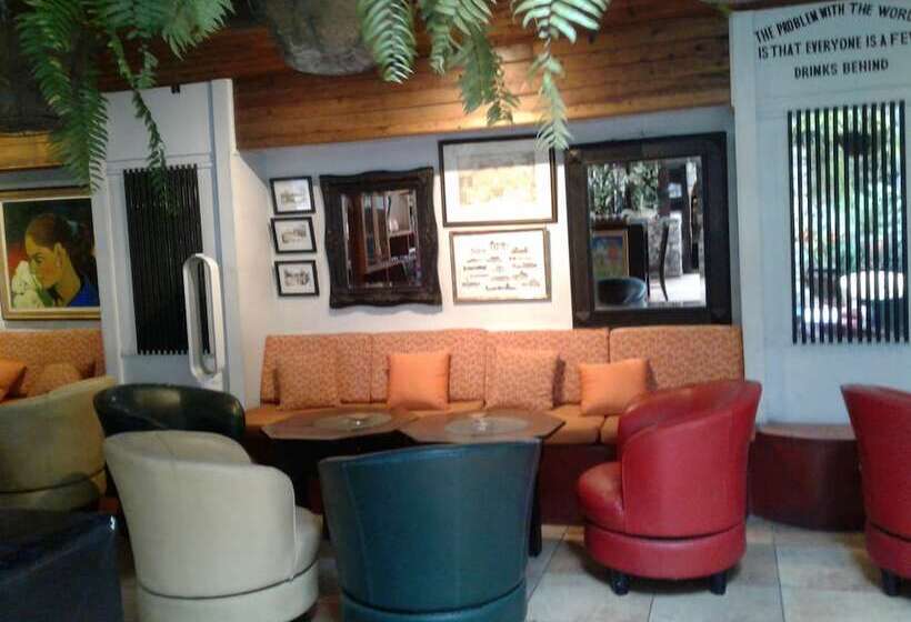 هتل B & B Comfy Inn