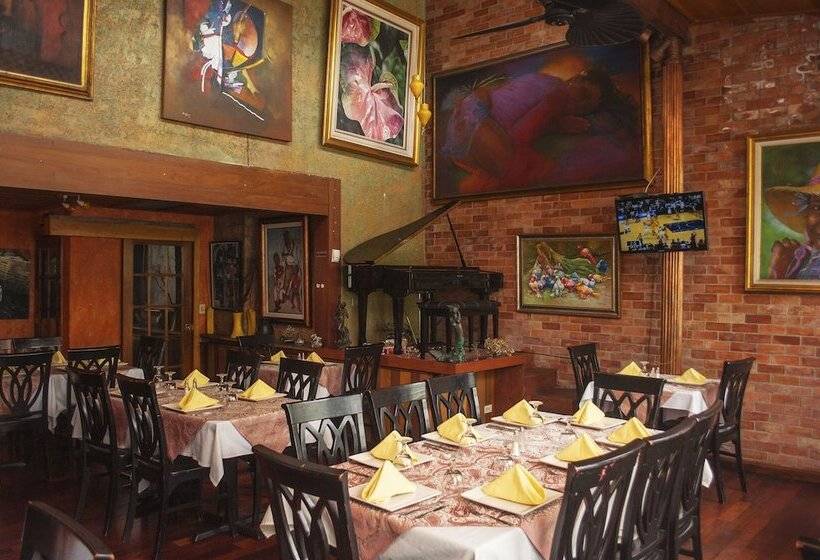 هتل B & B Comfy Inn