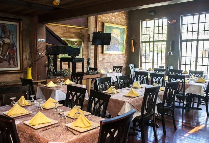 هتل B & B Comfy Inn