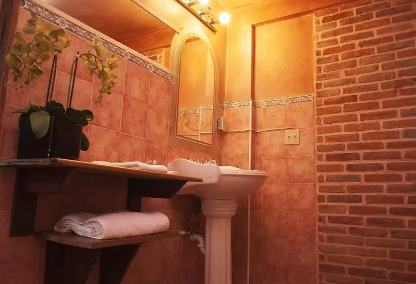 هتل B & B Comfy Inn