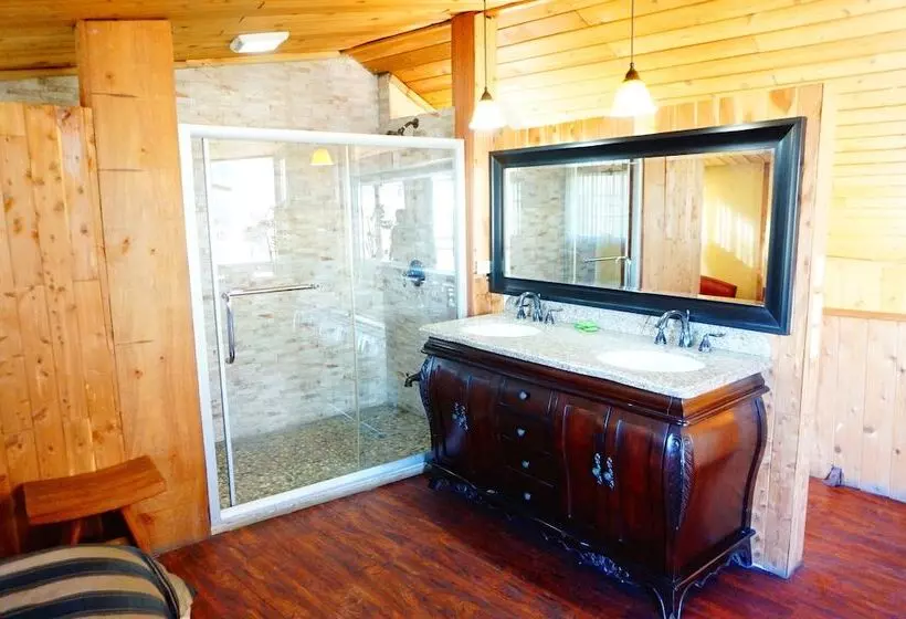 هتل B & B Comfy Inn