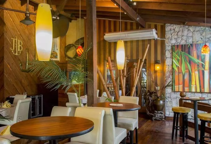 هتل B & B Comfy Inn