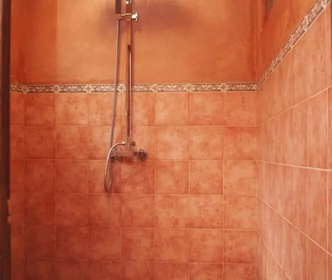 هتل B & B Comfy Inn