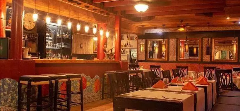 هتل B & B Comfy Inn