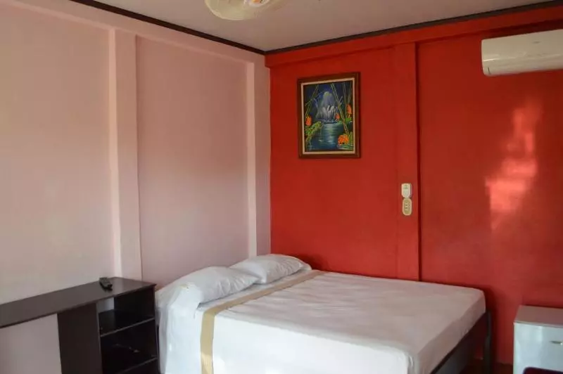 هتل Cabinas Los Almendros