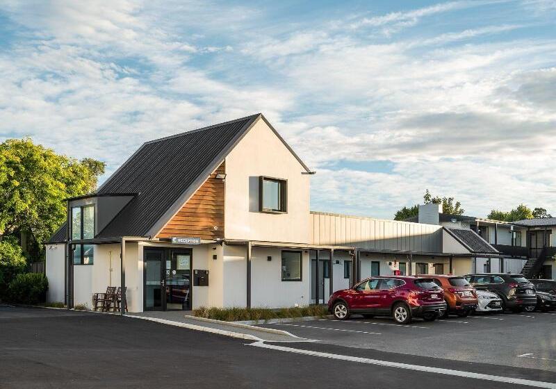 Отель Carnmore Hagley Park