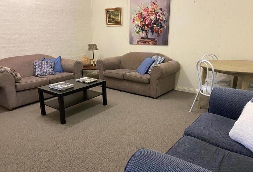 בית מלון כפרי The Old Butter Factory At Springhurst Estate