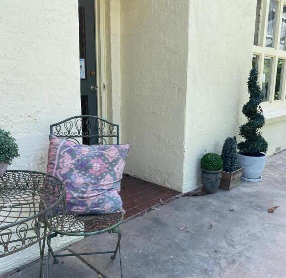 בית מלון כפרי The Old Butter Factory At Springhurst Estate