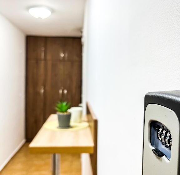 ユースホステル Private Rooms In Silvy S Pretty House