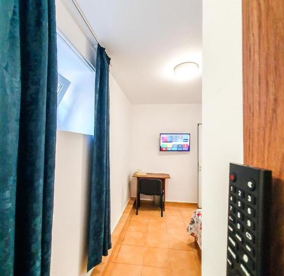 ユースホステル Private Rooms In Silvy S Pretty House