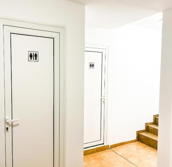 ユースホステル Private Rooms In Silvy S Pretty House