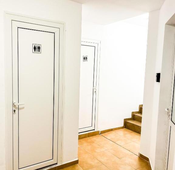 ユースホステル Private Rooms In Silvy S Pretty House