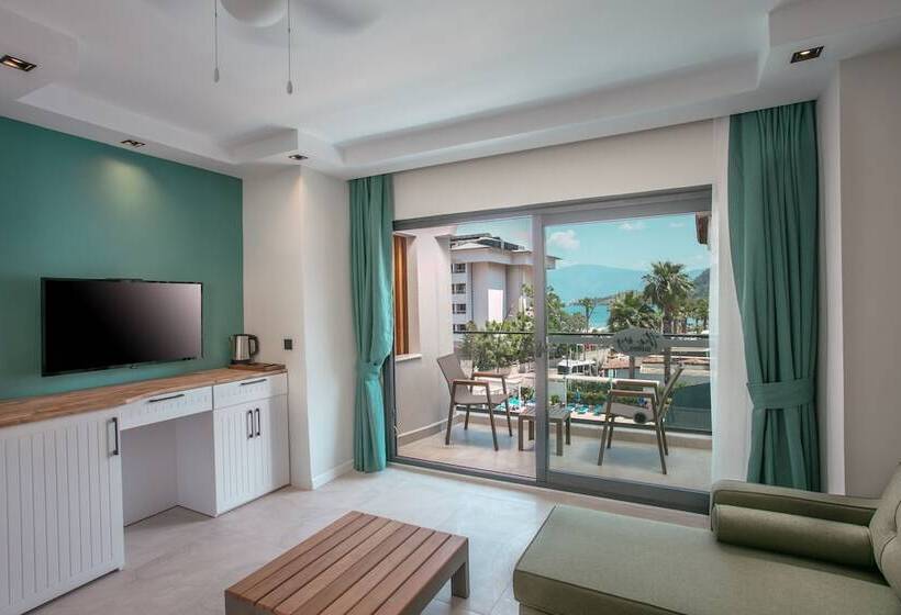 Отель The Ivy Suites