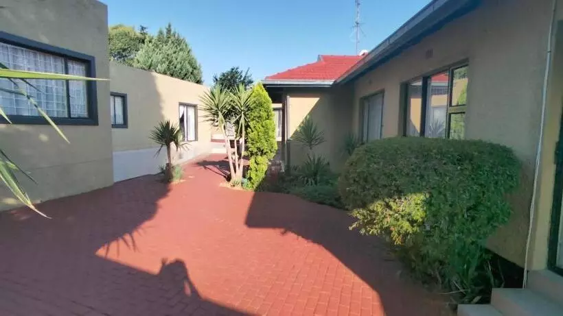 ペンション Zwelibanzi Guesthouse