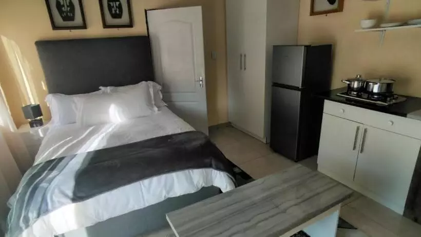 ペンション Zwelibanzi Guesthouse