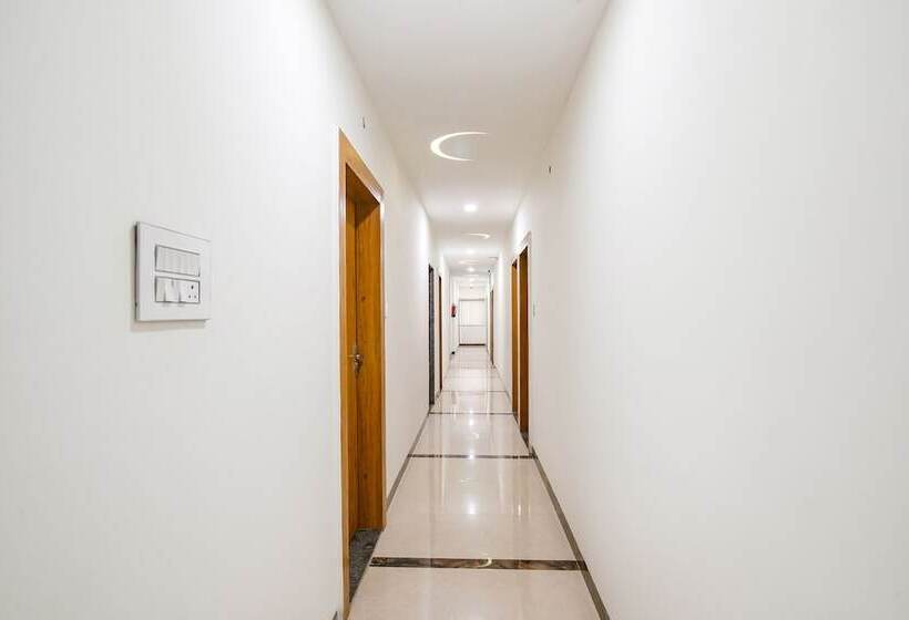 Fabhotel Woodlark Inn