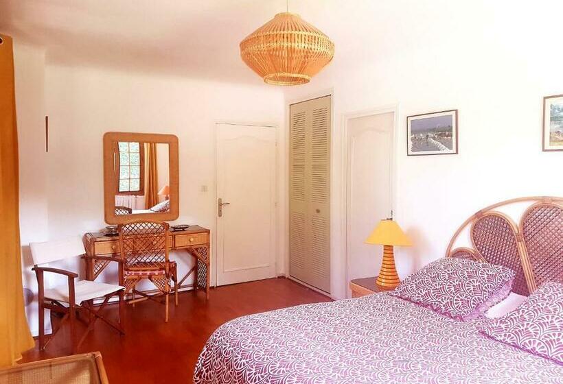 تختخواب و صبحانه La Nazadaire