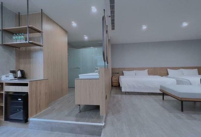 هاستل Jiji Plus