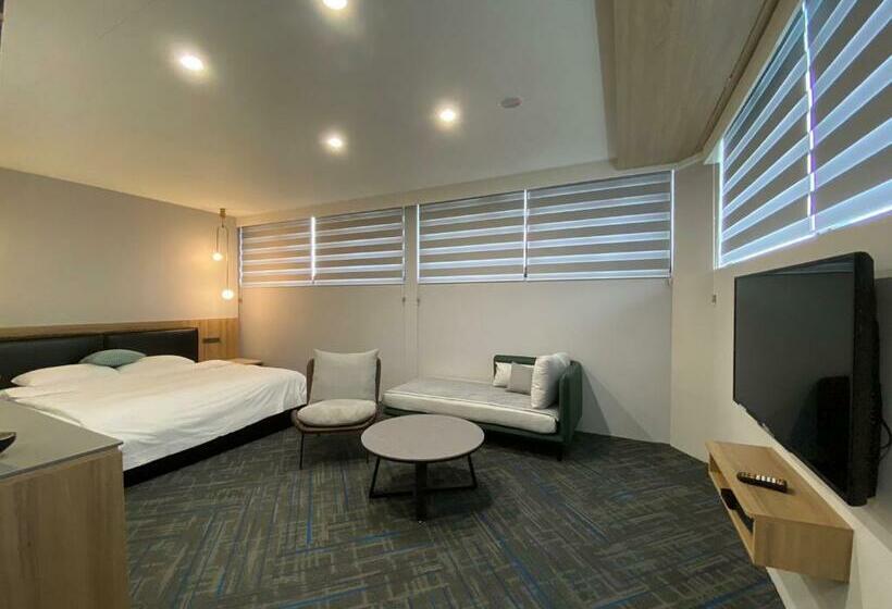 هاستل Jiji Plus