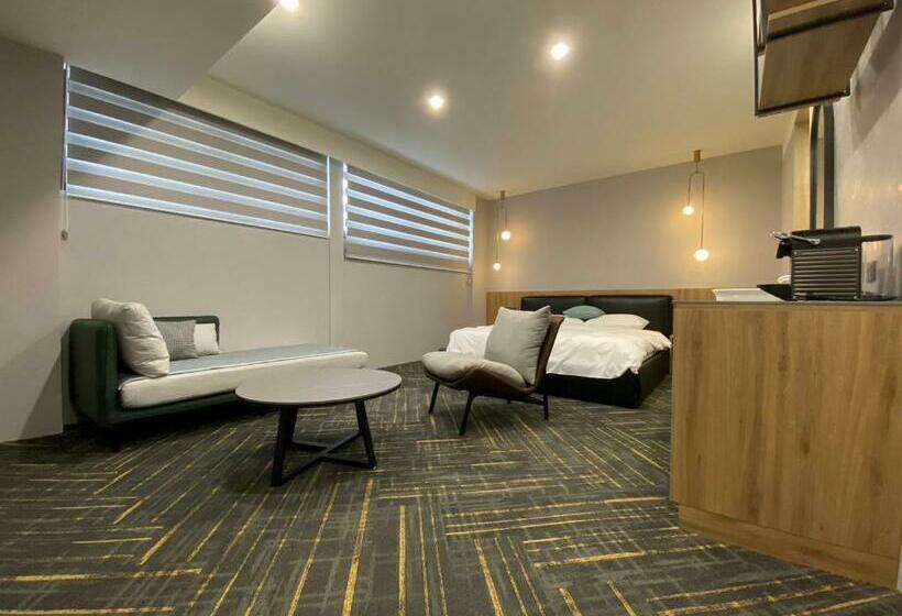 هاستل Jiji Plus