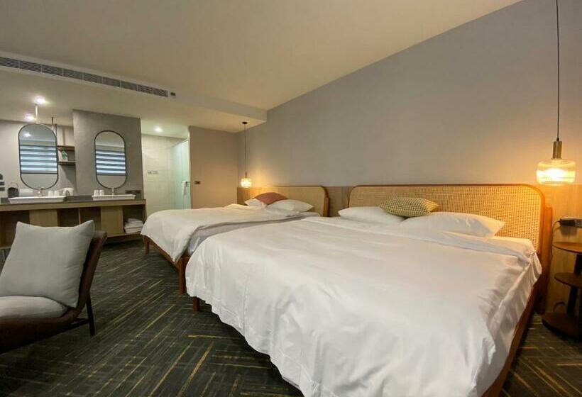 هاستل Jiji Plus