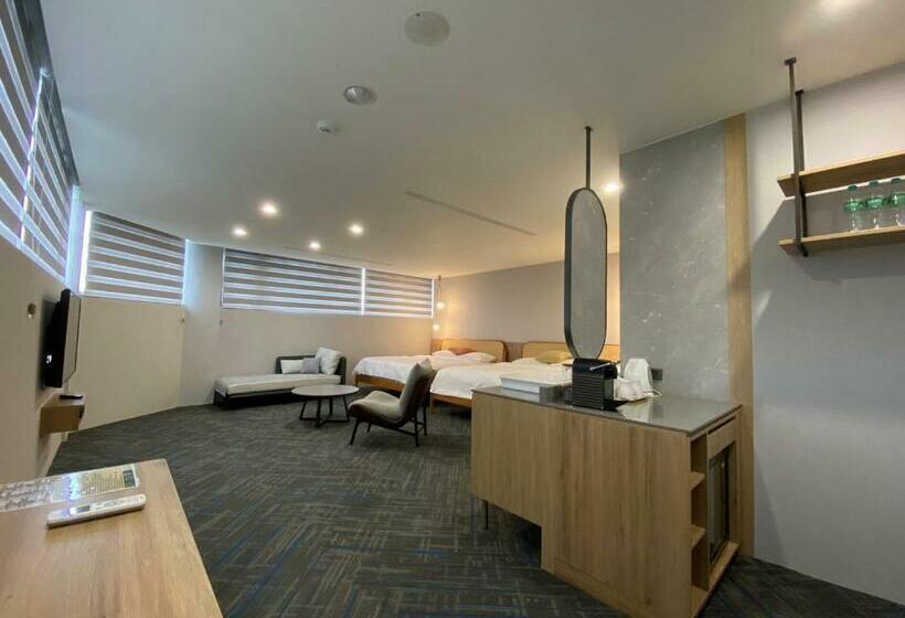 هاستل Jiji Plus