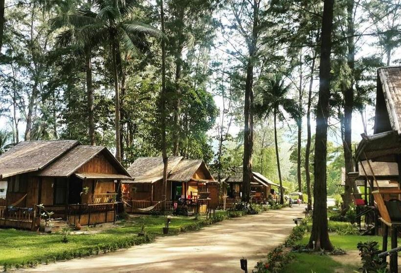 Hotel Eco Lanta Hideaway Beach Resort