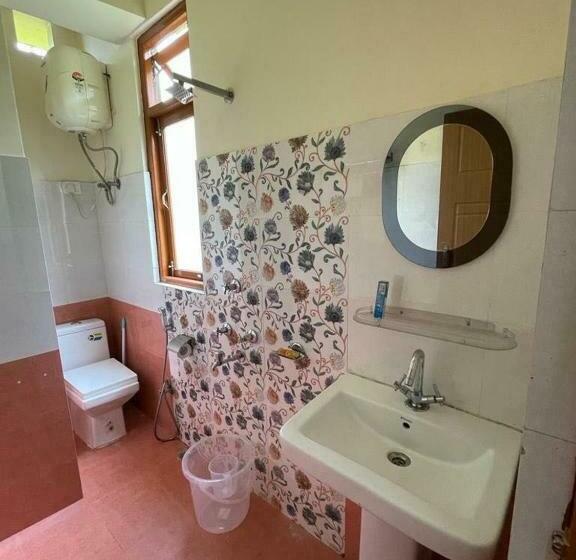 ペンション Oyo Home Urvi Griham