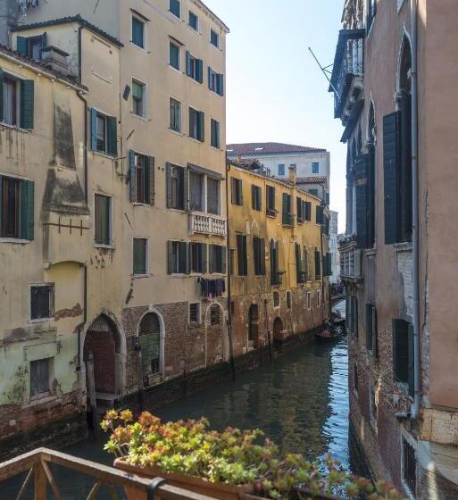 پانسیون Tre Sestieri Terrace   Canal View 2024