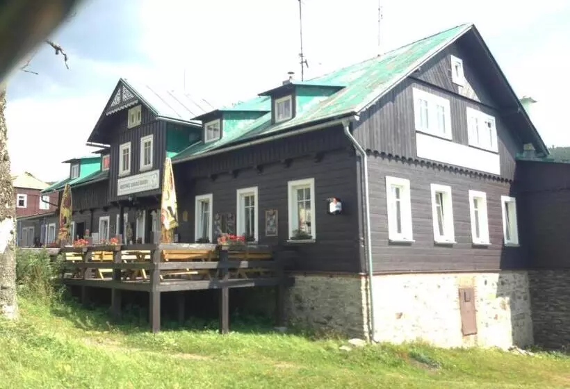 ペンション Penzion A Restaurace Sokolí Boudy