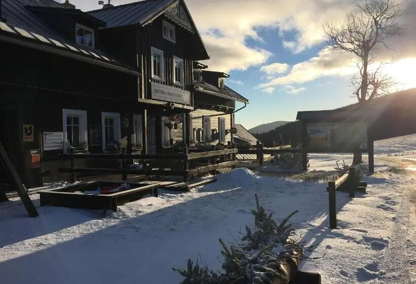 ペンション Penzion A Restaurace Sokolí Boudy