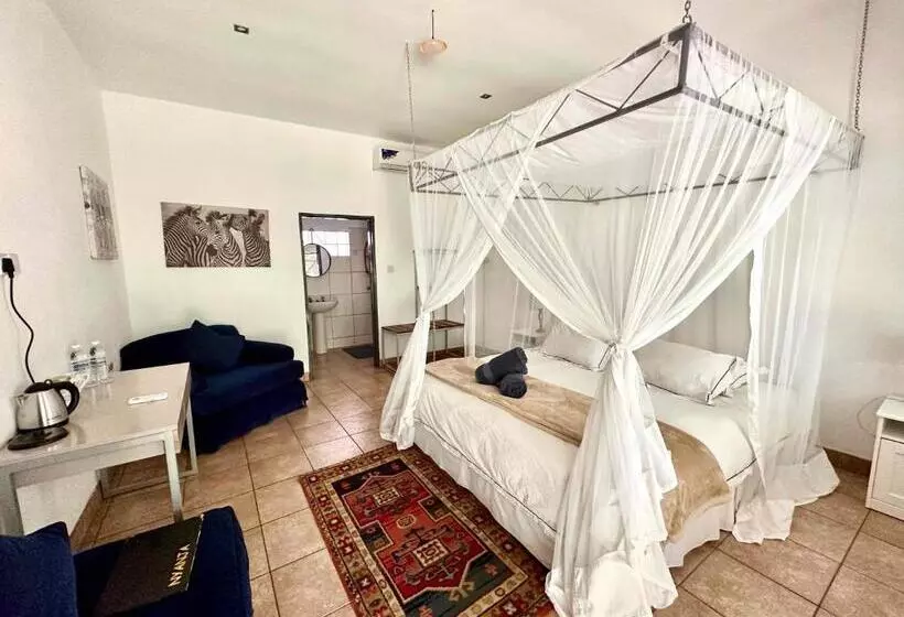 هاستل Fawlty Towers Accommodation & Activities