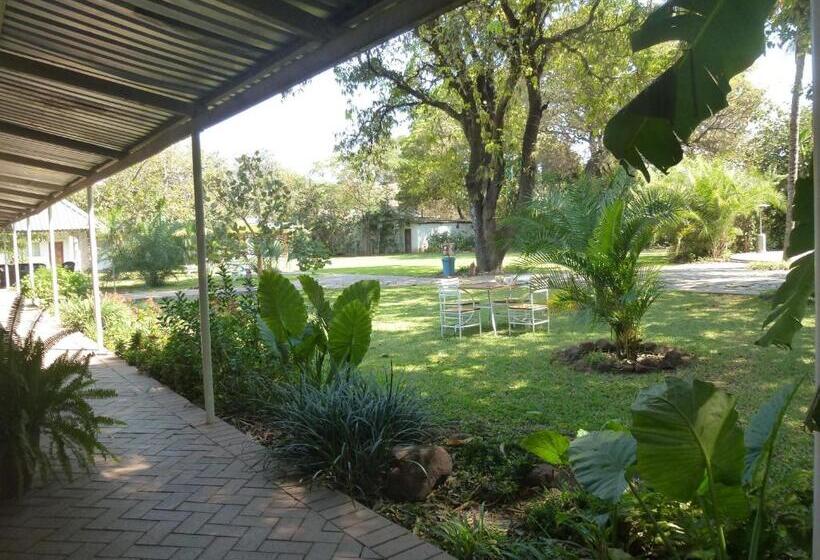 هاستل Fawlty Towers Accommodation & Activities