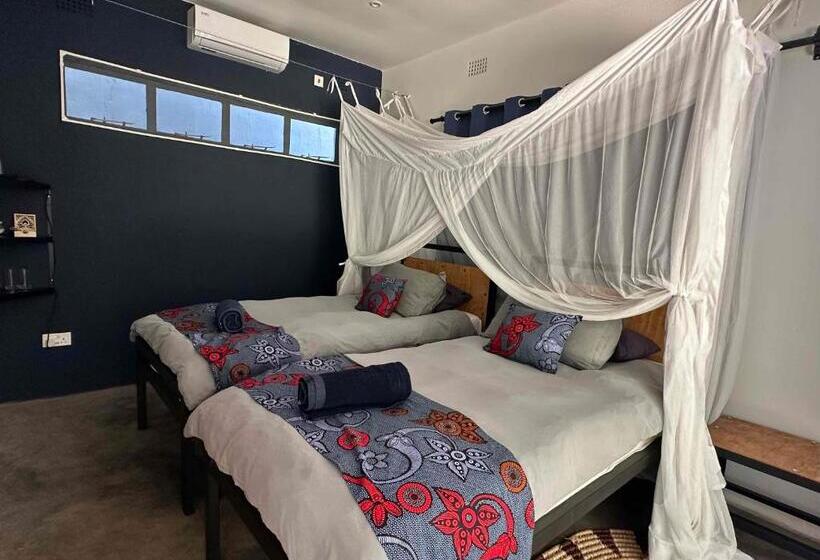 هاستل Fawlty Towers Accommodation & Activities