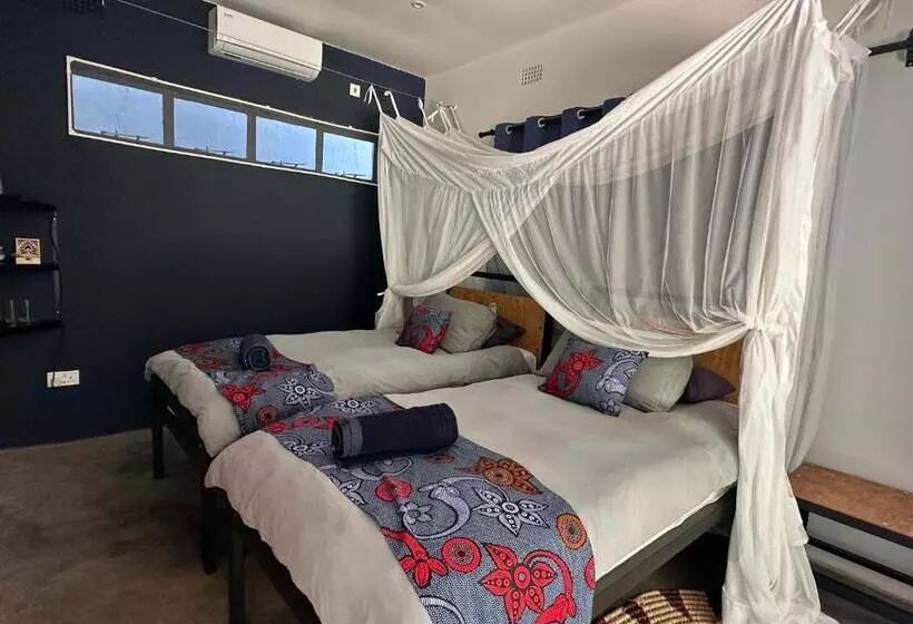 هاستل Fawlty Towers Accommodation & Activities