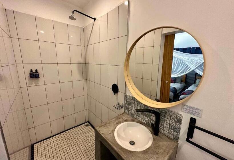 هاستل Fawlty Towers Accommodation & Activities