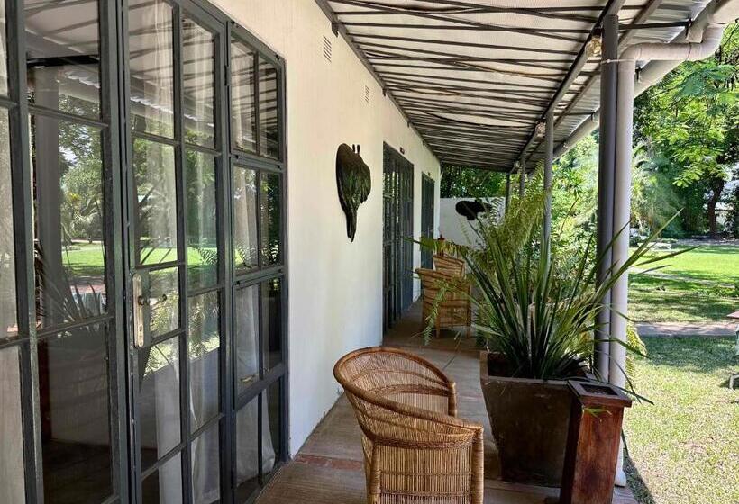 هاستل Fawlty Towers Accommodation & Activities