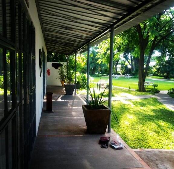 هاستل Fawlty Towers Accommodation & Activities