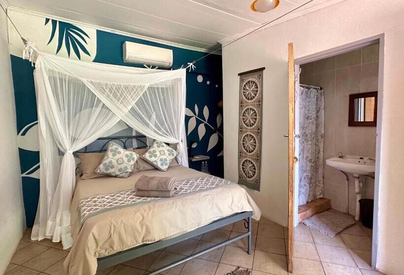 هاستل Fawlty Towers Accommodation & Activities