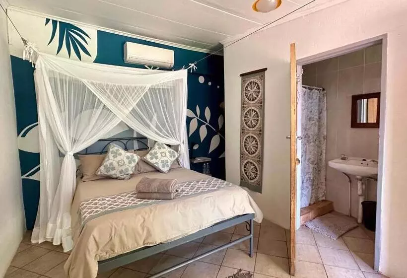 هاستل Fawlty Towers Accommodation & Activities