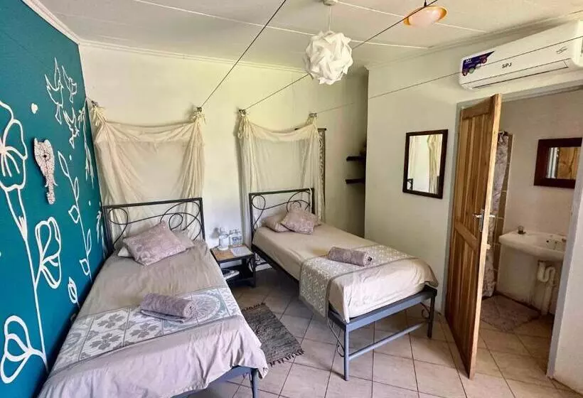 هاستل Fawlty Towers Accommodation & Activities
