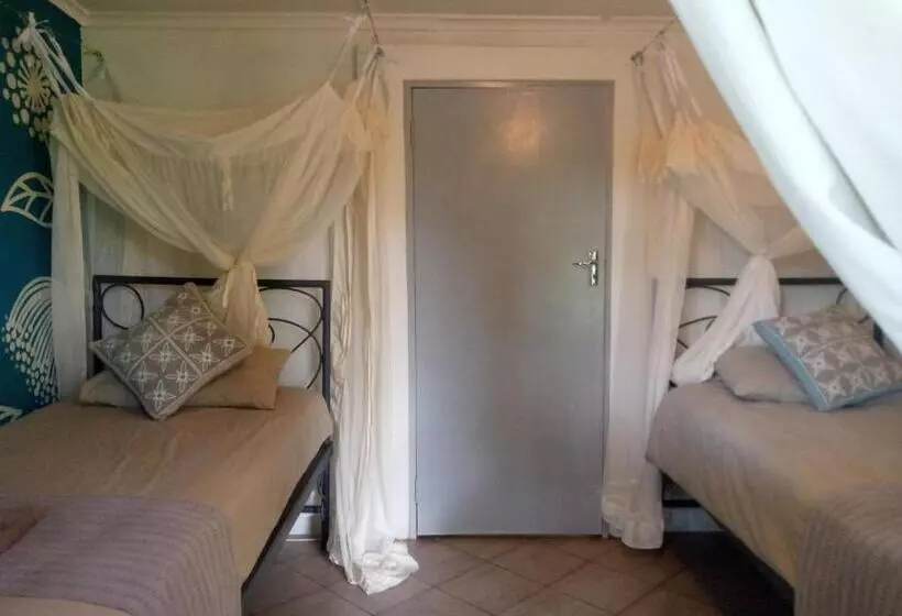 هاستل Fawlty Towers Accommodation & Activities