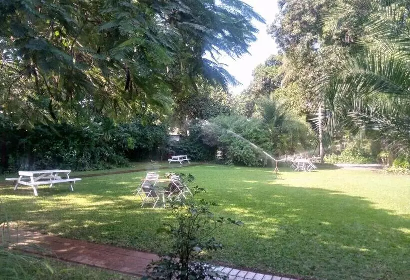 هاستل Fawlty Towers Accommodation & Activities