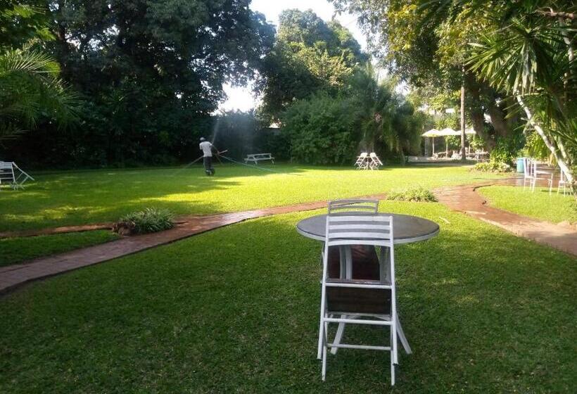 هاستل Fawlty Towers Accommodation & Activities