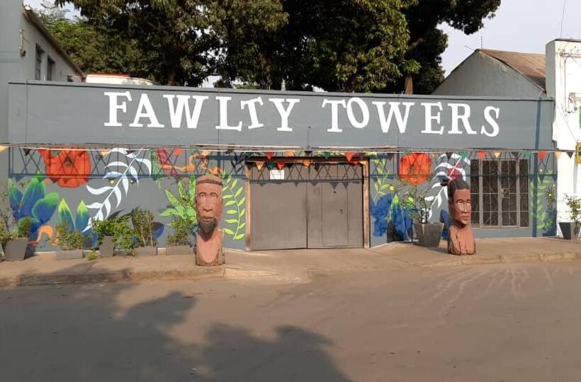 هاستل Fawlty Towers Accommodation & Activities