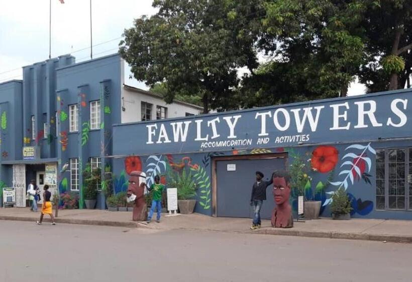 هاستل Fawlty Towers Accommodation & Activities