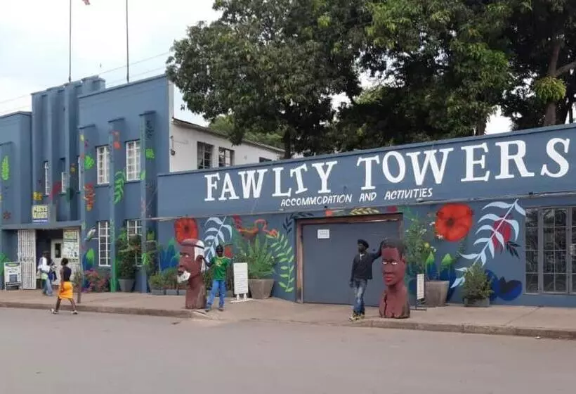 هاستل Fawlty Towers Accommodation & Activities