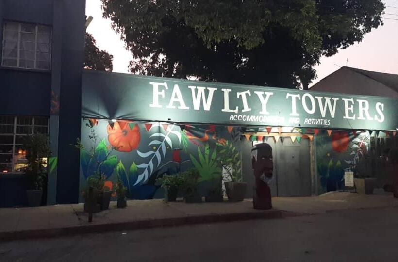 هاستل Fawlty Towers Accommodation & Activities