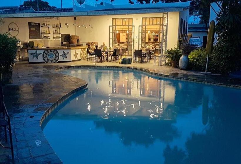 هاستل Fawlty Towers Accommodation & Activities