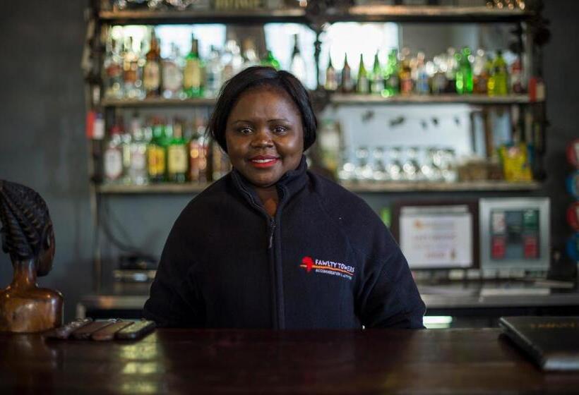 هاستل Fawlty Towers Accommodation & Activities